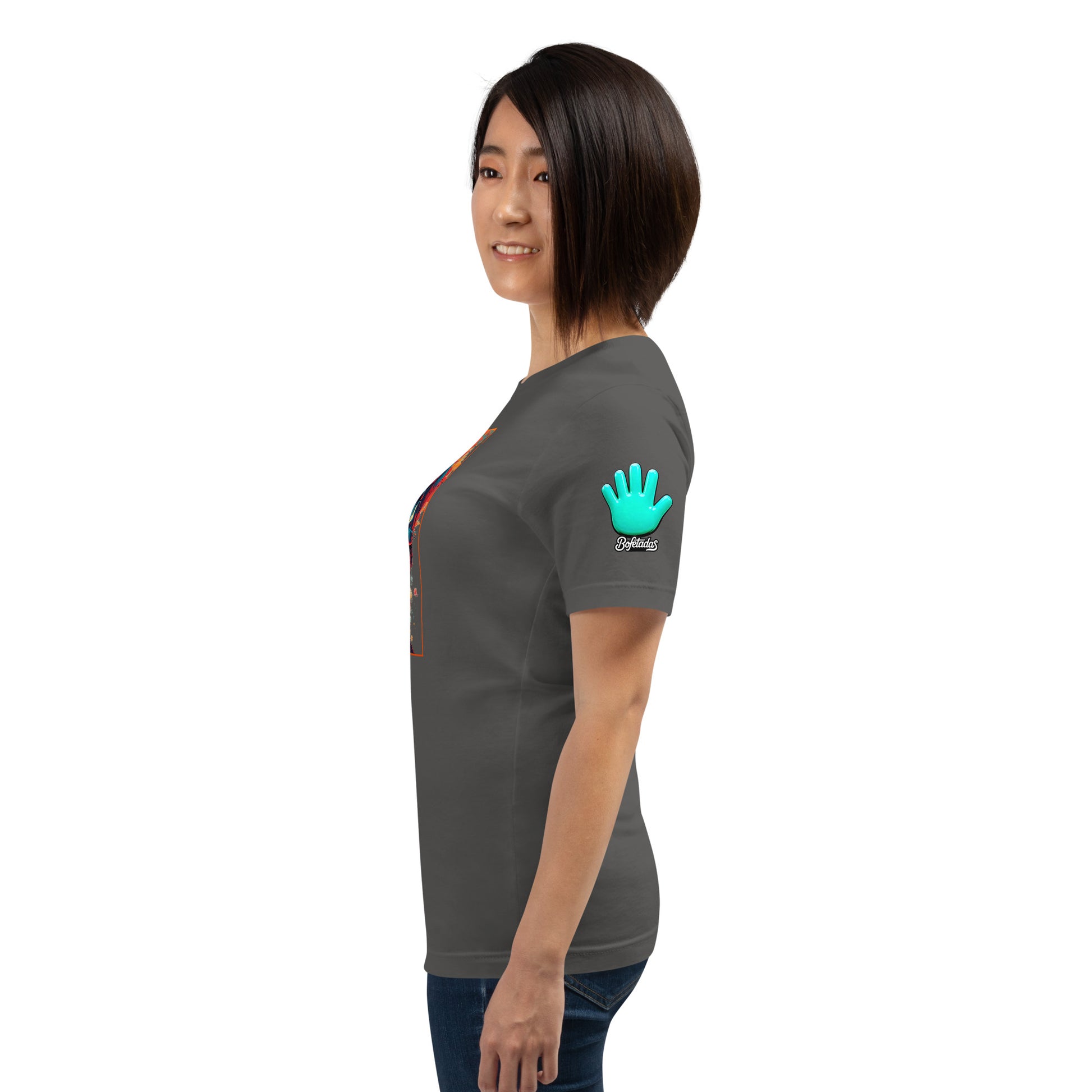 Una modelo con jeans y el cabello liso mostrando la vista lateral de camiseta gris de manga corta, marca Bofetadas, colección 'Calaveras', con el logotipo de una mano azul en la manga.