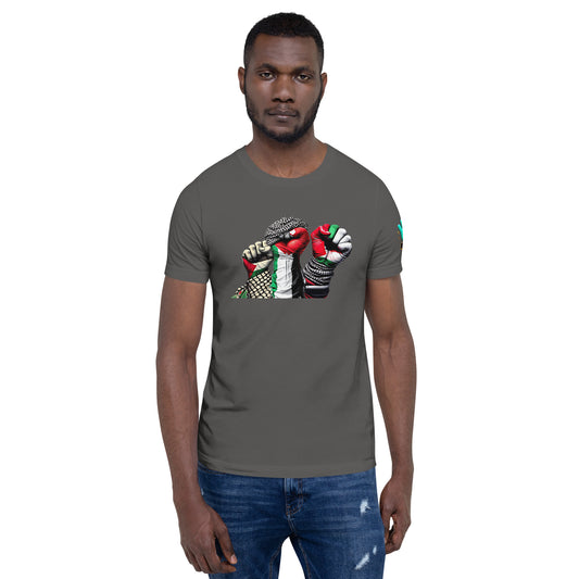 Modelo luciendo camiseta gris de manga corta marca Bofetadas, colección 'Causas Sociales', con 3 puños alzados  la bandera Palestina pintada y sujetando pañuelos Keffiyeh.