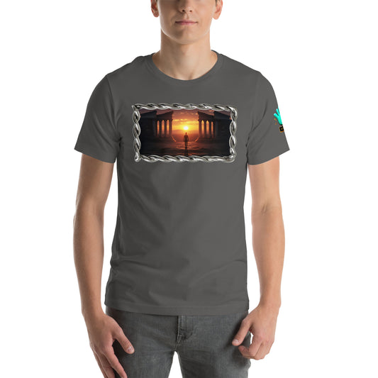 Modelo luciendo camiseta gris de manga corta marca Bofetadas, colección 'Culto al Sol', con figura masculina admirando el amanecer en marco de tubos metálicos trenzados.