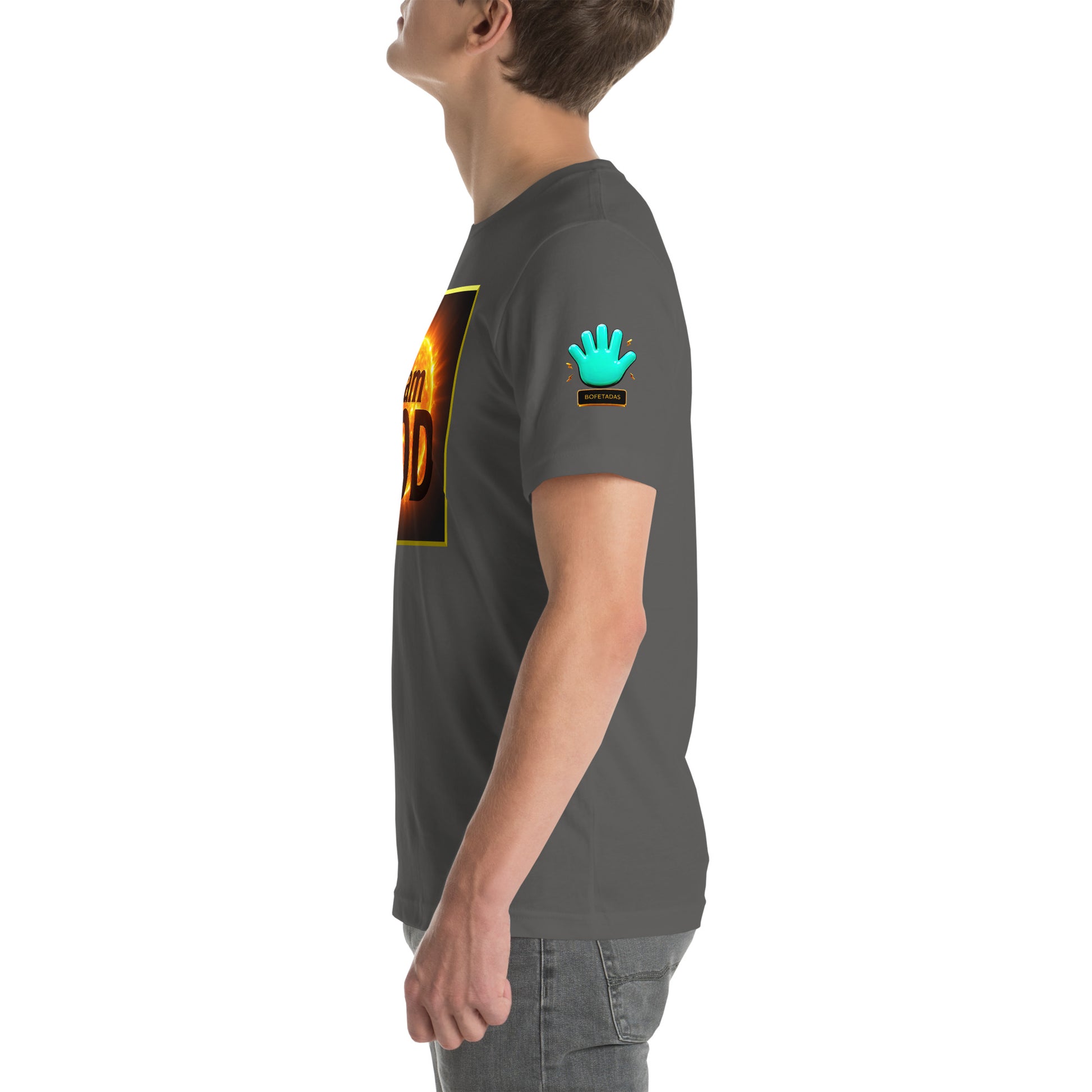 Modelo mostrando la vista lateral de camiseta gris de manga corta, marca Bofetadas, colección 'Culto al Sol', con el logotipo de una mano azul en la manga.