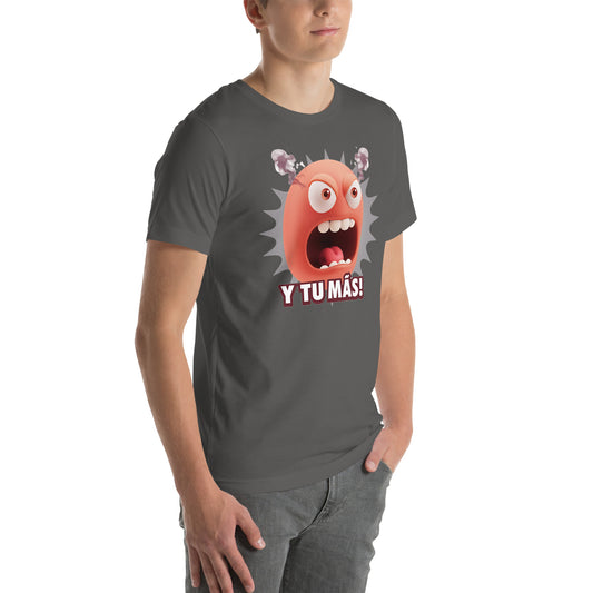 Modelo luciendo camiseta gris de manga corta marca Bofetadas, colección 'Emojis', con emoji rojo enfadado con humo y texto 'y tú más'.