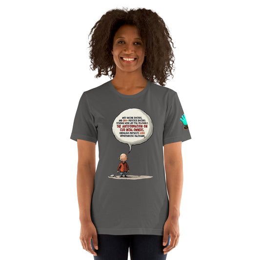 Modelo luciendo camiseta gris de manga corta marca Bofetadas, colección 'Fake', con ilustración cómic de personaje 'Credulous' sin rostro, chaqueta roja y diálogo ilegible 'antiinformation','antivaccine'...