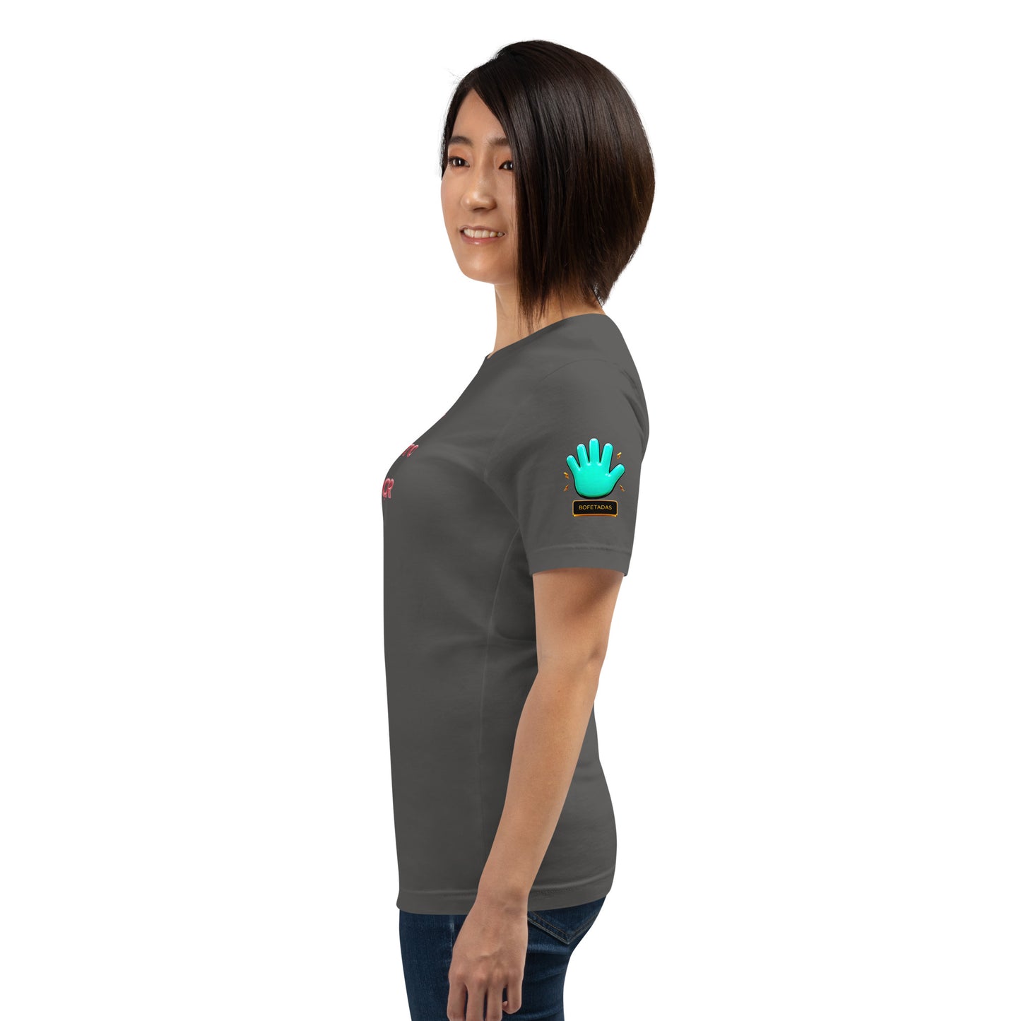 Modelo mostrando la vista lateral de camiseta gris de manga corta, marca Bofetadas, colección 'Frases y Mensajes', con el logotipo de una mano azul en la manga.