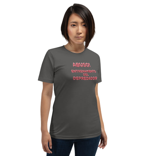 Modelo mostrando vista frontal de camiseta gris de manga corta marca Bofetadas, colección 'Frases y Mensajes', con texto rosa 'Abuso! Entrenamiento del depredador'.