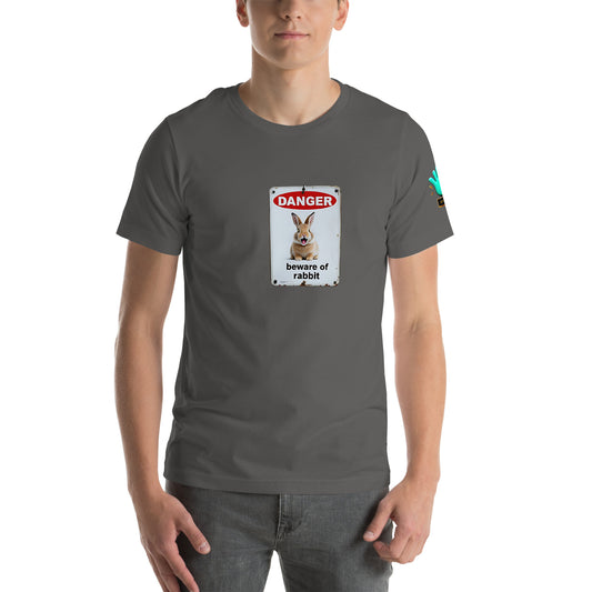 Modelo luciendo camiseta gris de manga corta marca Bofetadas, colección 'Frases y Mensajes', con foto de cartel 'Cuidado con el conejo'.