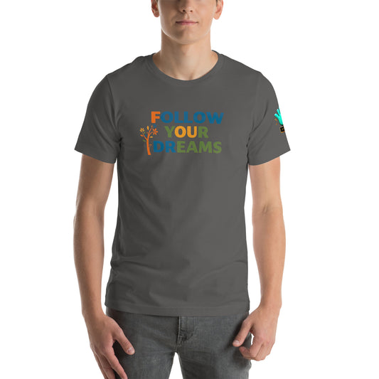 Modelo luciendo camiseta gris de manga corta marca Bofetadas, colección 'Frases y Mensajes', con texto coloreado 'follow your dreams'.