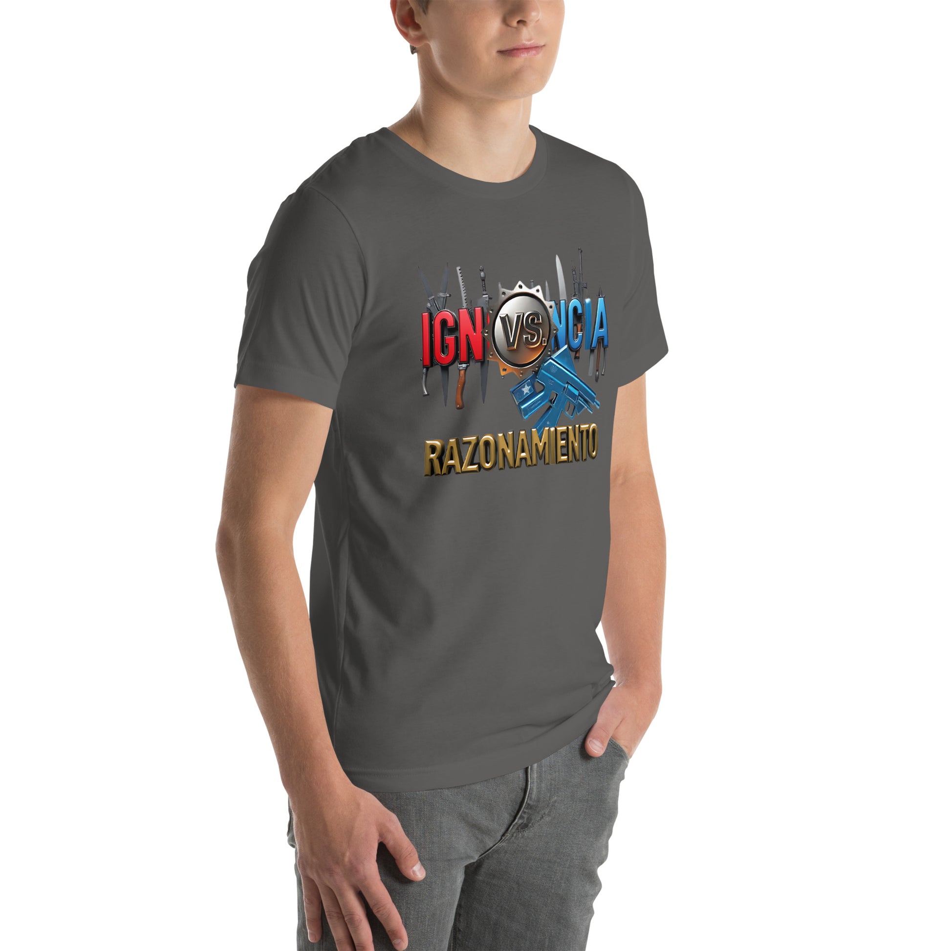 Modelo luciendo camiseta gris de manga corta marca Bofetadas, colección 'Frases y Mensajes', con texto 'ignorancia vs. razonamiento', razonamiento dorado e ignorancia metálica con armas.