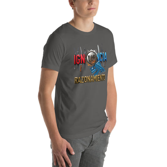 Modelo luciendo camiseta gris de manga corta marca Bofetadas, colección 'Frases y Mensajes', con texto 'ignorancia vs. razonamiento', razonamiento dorado e ignorancia metálica con armas.
