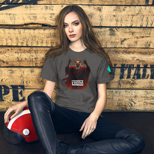 Modelo luciendo camiseta gris de manga corta marca Bofetadas, colección 'Frases y Mensajes', con texto 'Karma' e ilustración de personaje místico con cuernos y túnica roja.