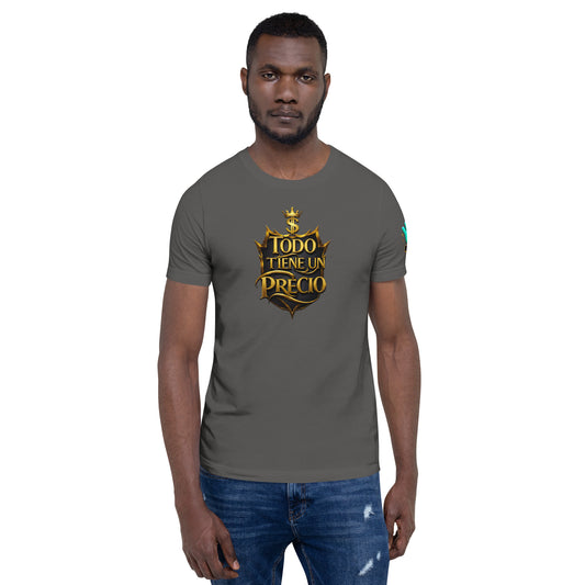 Modelo luciendo camiseta gris de manga corta marca Bofetadas, colección 'Frases y Mensajes', con frase artística 'todo tiene un precio' en escudo con coronado con signo dólar y una corona, dorados.