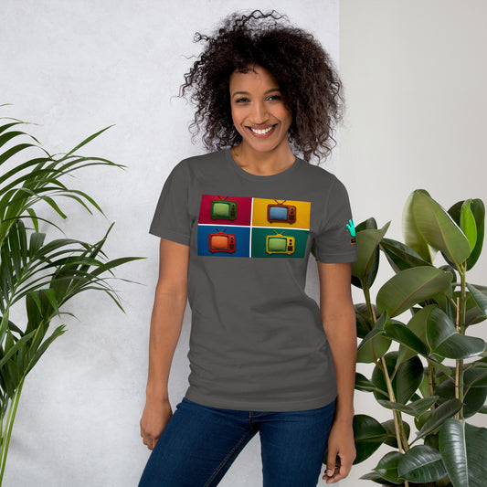 Modelo luciendo camiseta gris de manga corta marca Bofetadas, colección 'Pop', con rectángulo de 4 televisiones de colores hechas de tela.