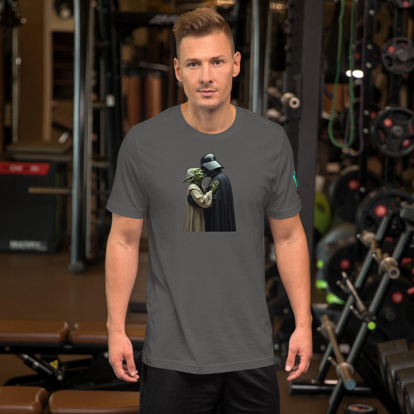 Modelo en gimnasio luciendo camiseta gris de manga corta marca Bofetadas, colección 'Amor', con Darth Vader y Yoda besándose.