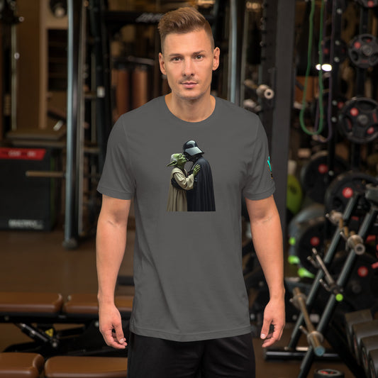 Modelo en gimnasio luciendo camiseta gris de manga corta marca Bofetadas, colección 'Amor', con Darth Vader y Yoda besándose.