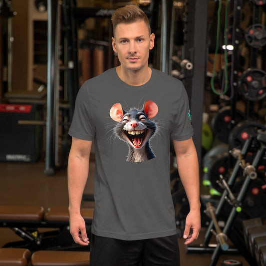 Modelo en gimnasio luciendo camiseta gris de manga corta marca Bofetadas, colección 'Animales', vista delantera, con retrato de rata antropomorfa riendo a carcajadas.