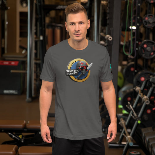 Modelo en gimnasio luciendo camiseta gris de manga corta marca Bofetadas, colección 'Causas Sociales', con escudo 'save the planet', casco y cuchillo.