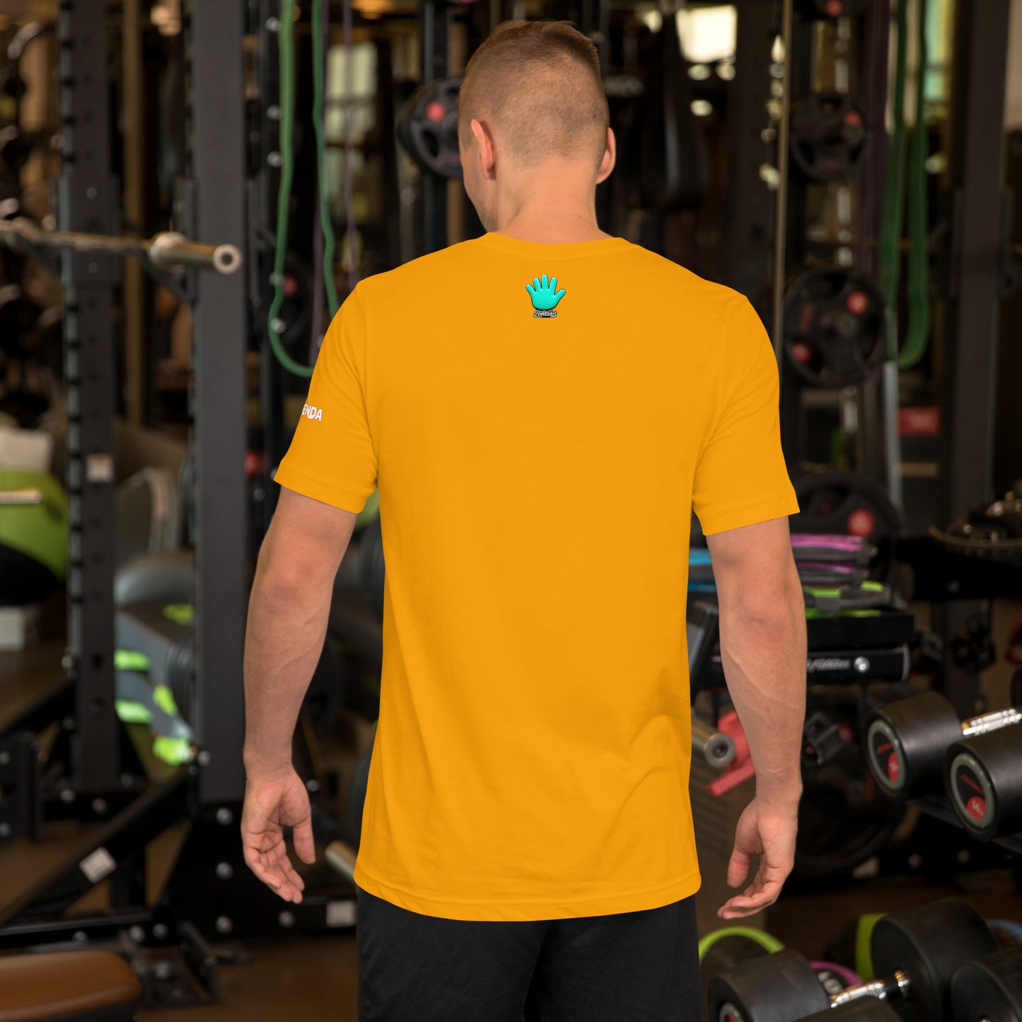 Modelo en gimnasio mostrando la vista trasera de camiseta gris de manga corta, marca Bofetadas, colección 'Irreverentes', con la impresión del logo de Bofetadas en la espalda.
