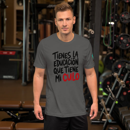Modelo en gimnasio luciendo camiseta gris de manga corta marca Bofetadas, colección 'Irreverentes', con texto 'tienes la educación que tiene mi' en negro y 'culo' en rojo.