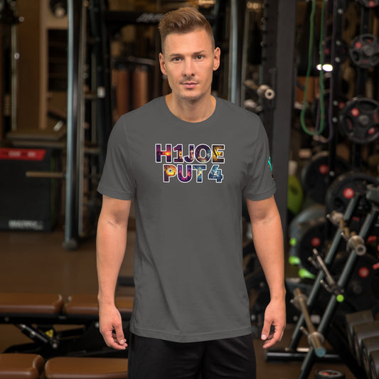 Modelo en gimnasio luciendo camiseta gris de manga corta marca Bofetadas, colección 'Irreverentes', con texto 'H1JOEPUT4' de letras artísticas con gráficos para el relleno de las mismas y borde blanco.