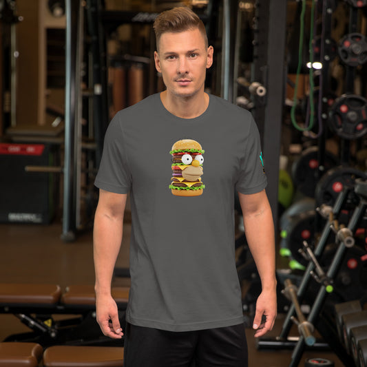 Modelo en gimnasio luciendo camiseta gris de manga corta marca Bofetadas, colección 'Pop', con Homer Simpson en hamburguesa de plástico de varios pisos.