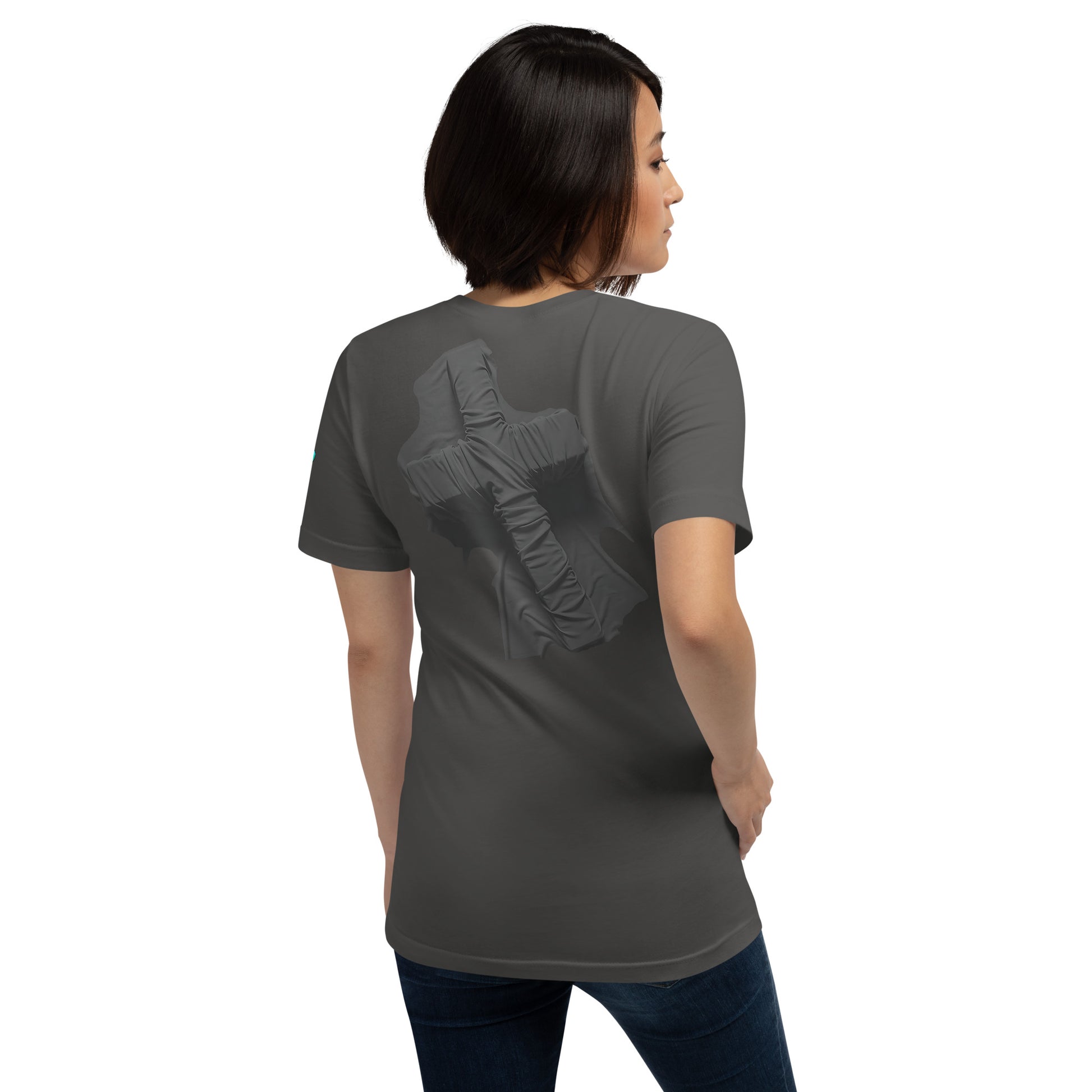 Una modelo con jeans luce una camiseta gris colección 'Símbolos', vista trasera, con impresión de cruz recia que simula estar bajo la tela de la camiseta.