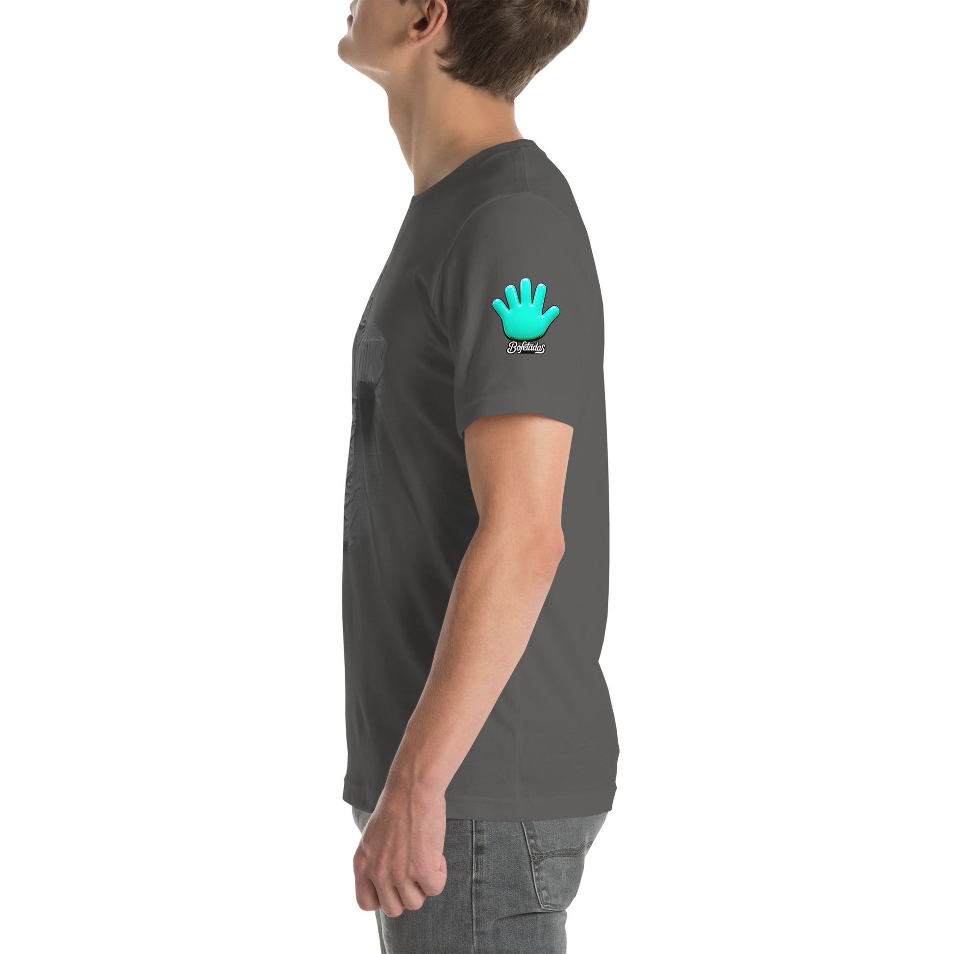 Modelo luce camiseta gris colección 'Símbolos', vista lateral, con logo de la mano azul en la manga.