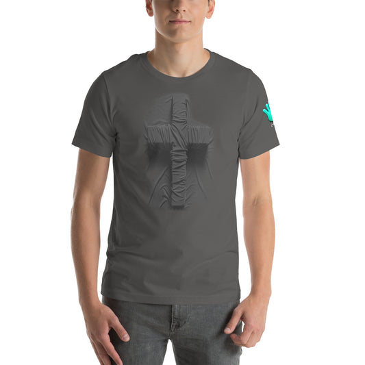 Modelo luce camiseta gris colección 'Símbolos', vista frontal, con impresión de cruz recia que simula estar bajo la tela de la camiseta.
