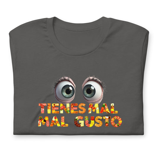 Camiseta gris de manga corta marca Bofetadas, colección 'Frases y Mensajes', plegada, con texto 'tienes mal gusto', letras hechas de comida y dos ojos curiosos encima.