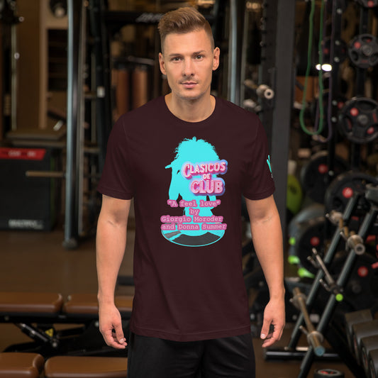 Camiseta marrón oscuro con el diseño de 'I Feel Love', homenaje a la canción de Giorgio Moroder y Donna Summer. Incluye la silueta de Donna Summer y un vinilo, con el texto 'Clásicos de Club'. Colección de música electrónica de Bofetadas.