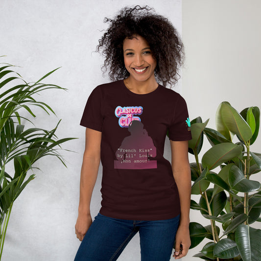 Camiseta marrón de manga corta de la colección Clásicos de Club, dedicada al tema 'French Kiss' de Lil Louis. El diseño incluye el logotipo de la colección, una figura de un DJ en acción pinchando, y la frase 'Mon amour' en francés, en referencia al título de la canción.