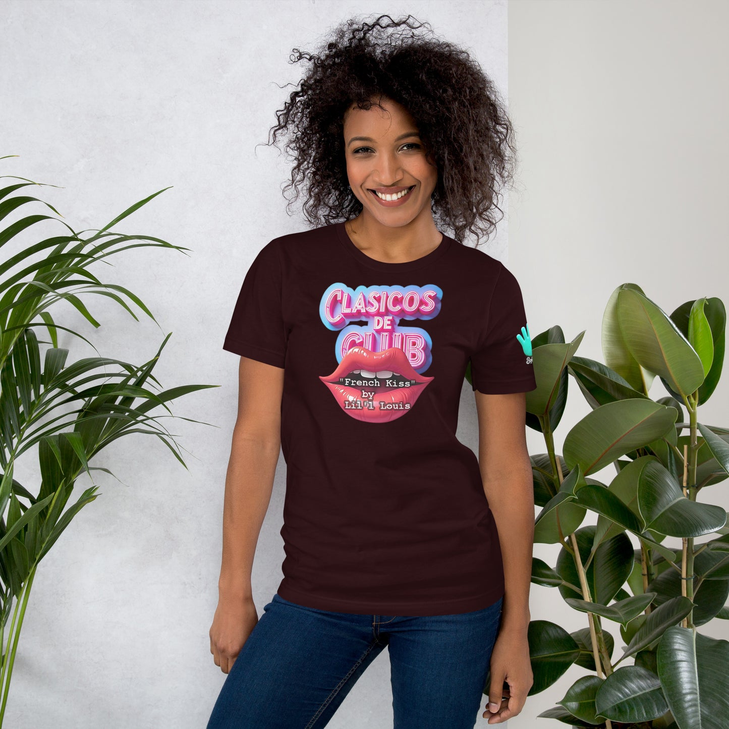Camiseta marrón de manga corta de la colección Clásicos de Club, dedicada al tema 'French Kiss' de Lil Louis. El diseño incluye el logotipo de la colección y unos labios que funcionan como homenaje a una de las portadas del maxi-single.