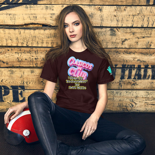 Camiseta marrón de manga corta de la colección Clásicos de Club, dedicada al tema 'Step to Enchantment' de Jeff Miles, un tema de techno Detroit. En la imagen se muestra una modelo sentada con un casco de moto, llevando la camiseta con el diseño de la colección.