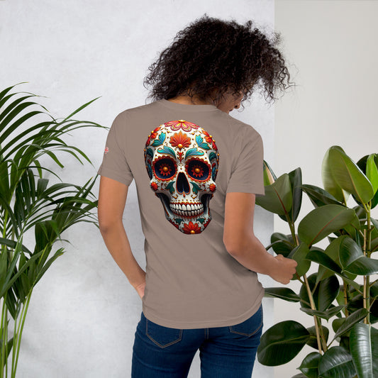 Una modelo con jeans muestra la vista trasera de camiseta gris de manga corta, marca Bofetadas, colección 'Calaveras', con calavera mexicana decorada estilo rococó.
