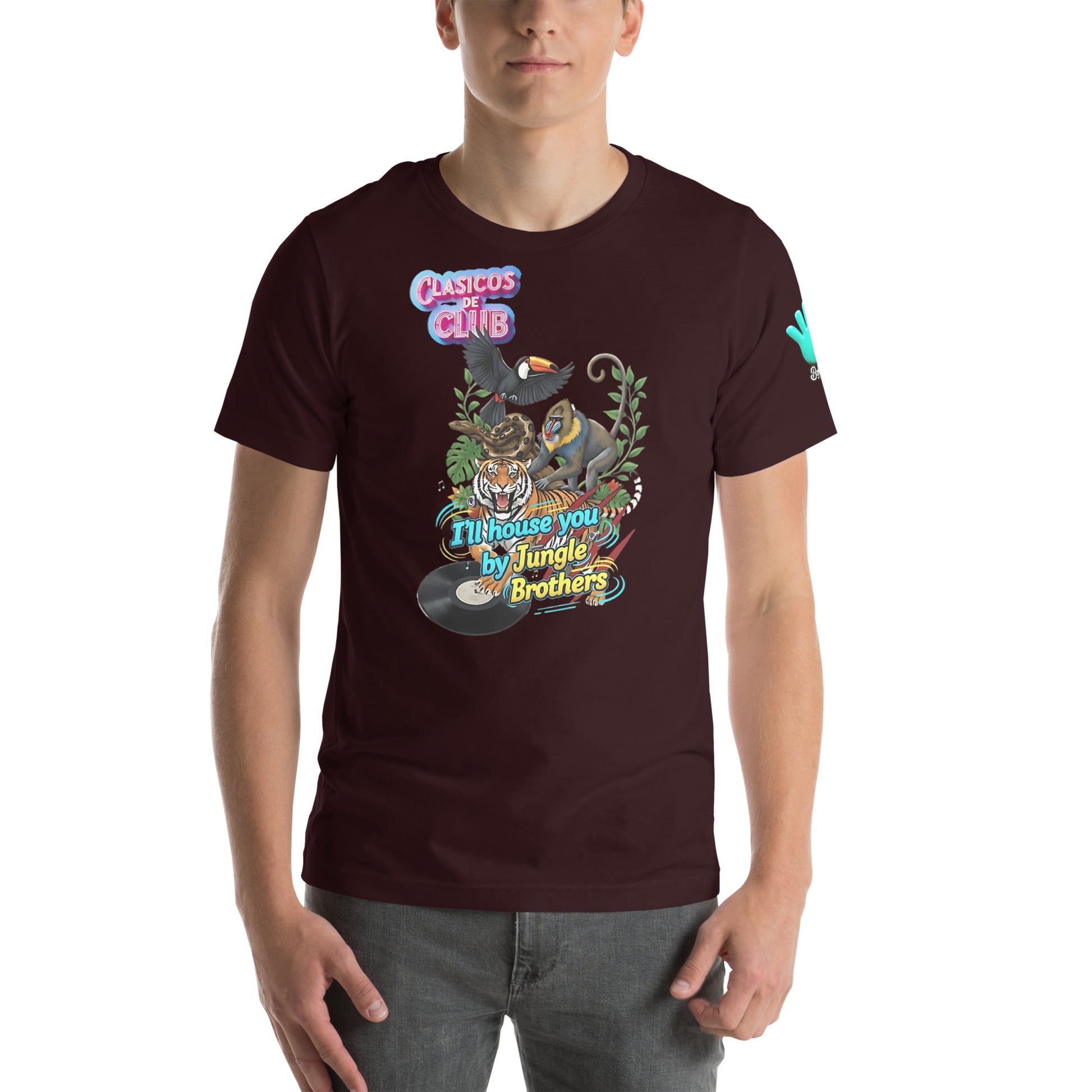 Modelo con vaqueros luciendo camiseta marrón de manga corta marca Bofetadas, colección 'Clásicos de Club', vista frontal, con texto 'I'll house you by Jungle Brothers', imagen de un tigre, un tucán, un mandril y una serpiente entre las ramas de un árbol; y el logo neón rosa de Clásicos de club.