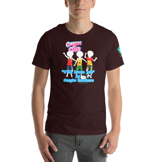 Modelo con vaqueros luciendo camiseta marrón de manga corta marca Bofetadas, colección 'Clásicos de Club', vista frontal, con texto 'I'll house you by Jungle Brothers', figura blanca de tres chicos afro con colores en ropa de la bandera africana y logo neón rosa de Clásicos de club.