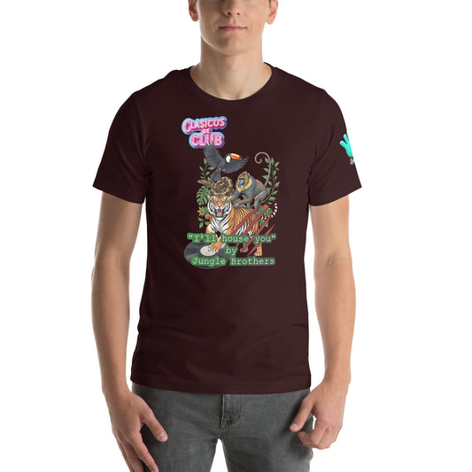Modelo con vaqueros luciendo camiseta marrón de manga corta marca Bofetadas, colección 'Clásicos de Club', vista frontal, con texto 'I'll house you by Jungle Brothers', imagen de un tigre, un tucán, un mandril y una serpiente entre las ramas de un árbol; y el logo neón rosa de Clásicos de club.
