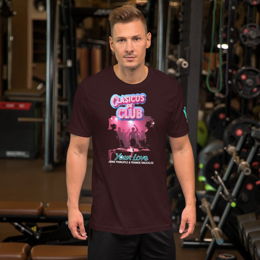 Modelo con vaqueros en gimnasio luciendo camiseta marrón de manga corta marca Bofetadas, colección 'Clásicos de Club', vista frontal, con texto 'Your Love by Frankie Knuckles & Jamie Principle', imagen oscura de una night club y logo neón rosa de Clásicos de club.