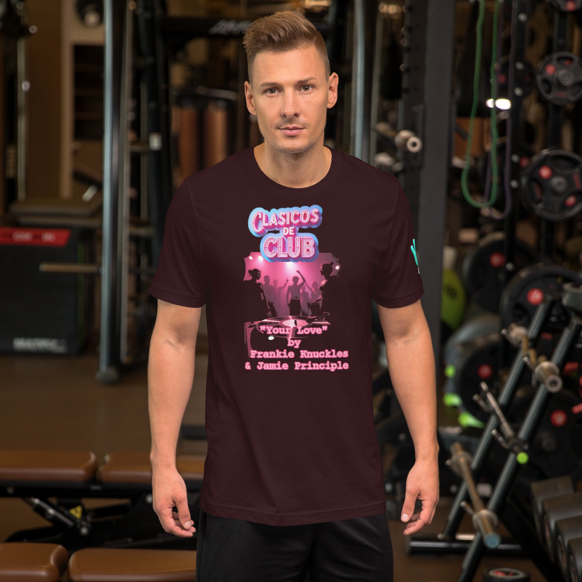 Modelo con vaqueros en gimnasio luciendo camiseta marrón de manga corta marca Bofetadas, colección 'Clásicos de Club', vista frontal, con texto 'Your Love by Frankie Knuckles & Jamie Principle', imagen oscura de una night club y logo neón rosa de Clásicos de club.