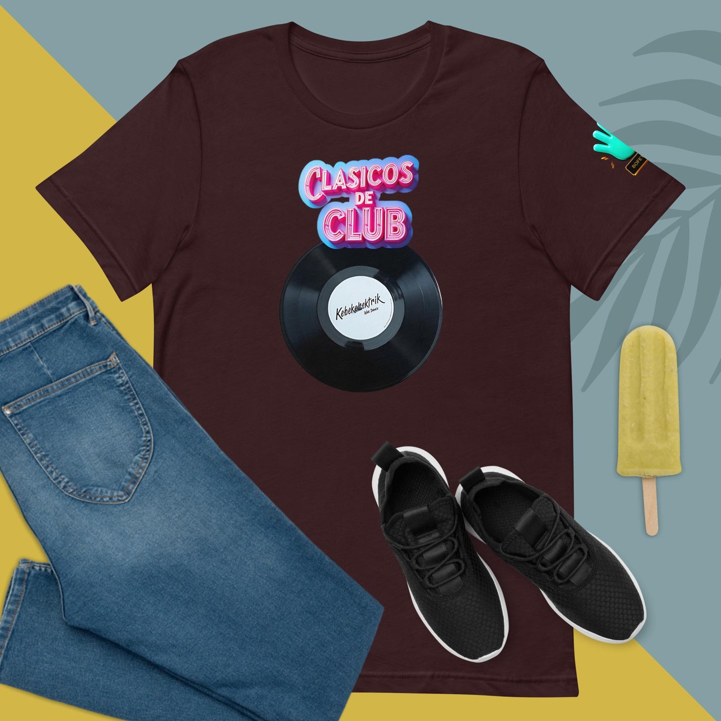 Camiseta marrón de manga corta de la colección Clásicos de Club de Bofetadas. Diseño con el logotipo de la colección y un vinilo negro con el nombre del grupo Kebekelektrik, inspirado en el tema 'War Dance'.