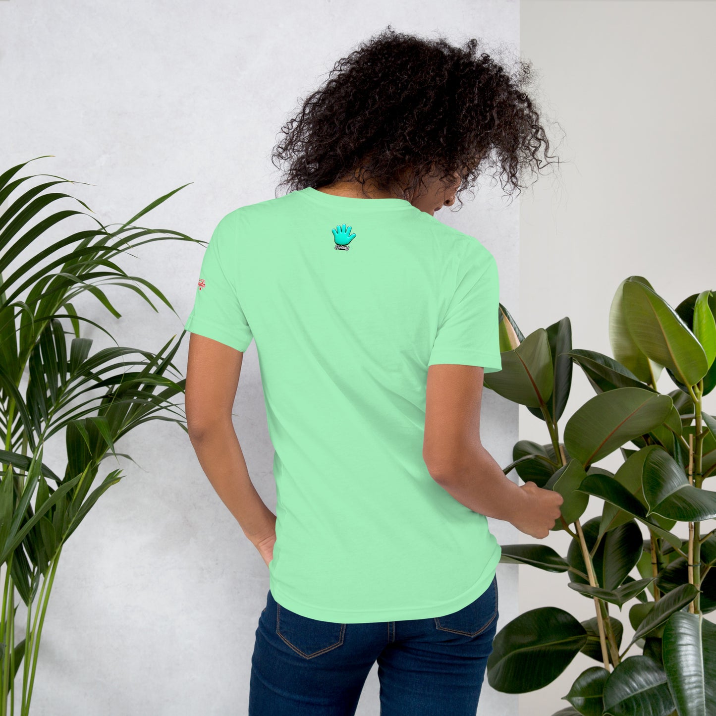 Modelo mostrando la vista trasera de camiseta gris de manga corta, marca Bofetadas, colección "Frases y mensajes" con la impresión del logo de Bofetadas en la espalda.