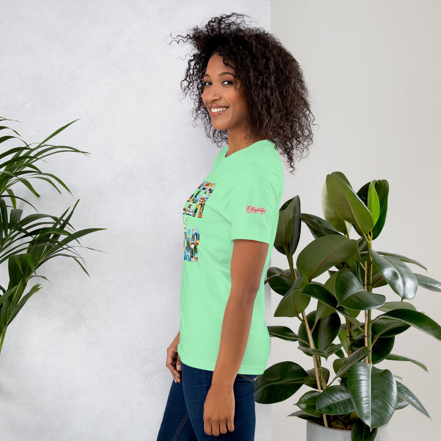 Modelo mostrando la vista lateral de camiseta azul de manga corta, marca Bofetadas, colección 'Frases y Mensajes', con el texto decorado en blanco y rojo "Estupenda".