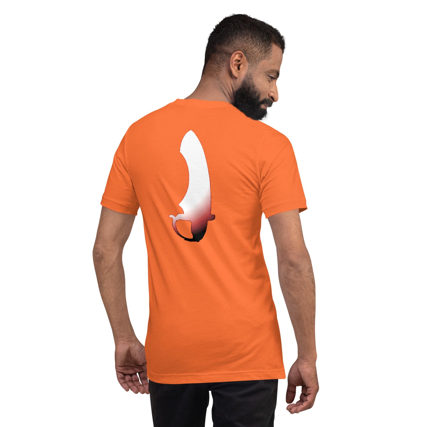 Un modelo con barba y pelo corto luce una camiseta naranja de Bofetadas de la colección Asesinos en serio. Tiene impreso en la espalda una silueta deformada de un Kopís.