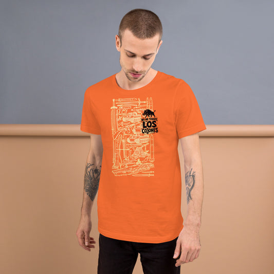 Vista frontal de un modelo con jeans vistiendo una camiseta naranja de la colección Irreverentes de Bofetadas. El diseño presenta una composición de siluetas de armas, tanques y barcos de guerra, con un jabalí negro y la frase irónica "No me toques los c******" sobrepuesta en letras negras.