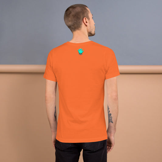 Vista trasera de un modelo con jeans vistiendo una camiseta naranja de la colección Irreverentes de Bofetadas. Impresión del logo en pequeñito.