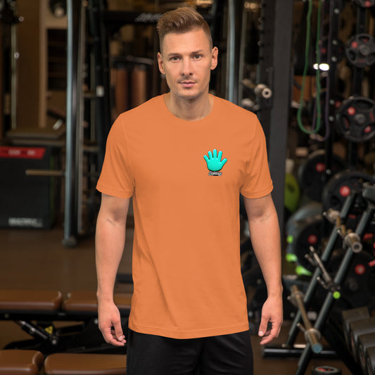 Modelo en gimnasio luce camiseta naranja colección 'Pop', vista frontal, con la impresión del logo de la mano azulo en el pecho.