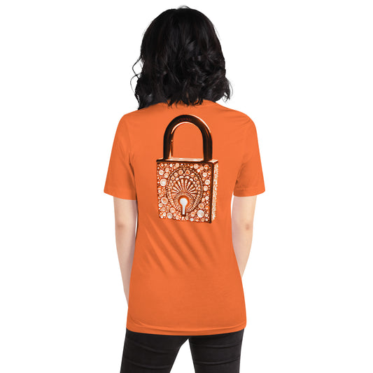 Modelo con jeans luciendo camiseta naranja de manga corta marca Bofetadas, colección 'Símbolos', vista trasera, con candado luminoso y detalles arabescos.