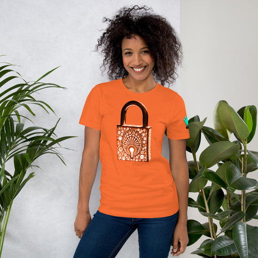 Modelo con jeans y sonrisa luciendo camiseta naranja de manga corta marca Bofetadas, colección 'Símbolos', vista frontal, con candado luminoso y detalles arabescos.