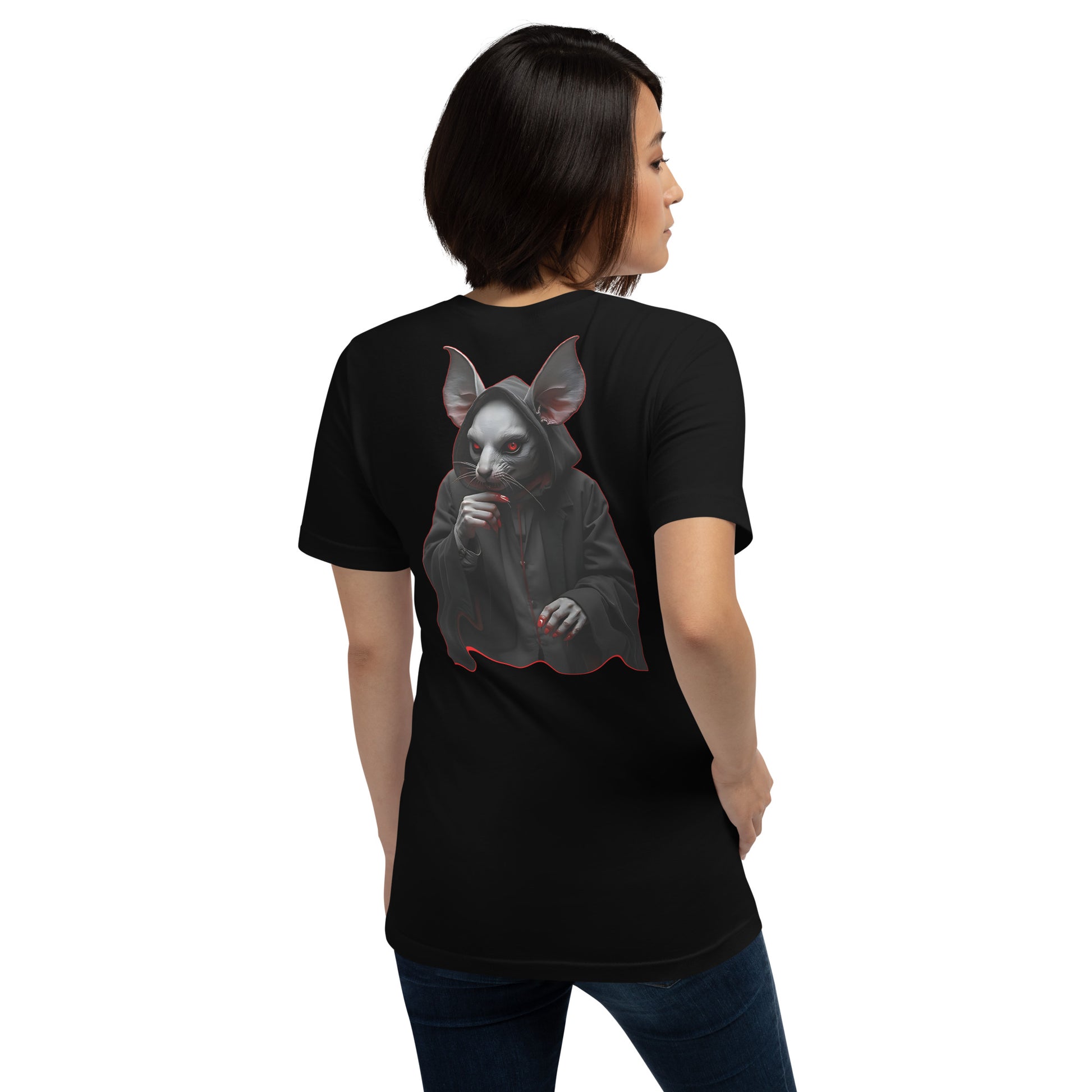 Camiseta negra de manga corta marca Bofetadas, la luce una modelo con vaqueros, colección 'Gótica', con criatura híbrida de murciélago y rata de ojos rojos con túnica y capucha.