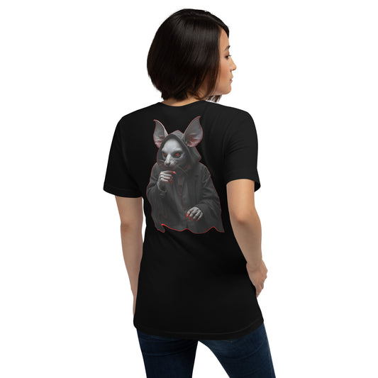 Camiseta negra de manga corta marca Bofetadas, la luce una modelo con vaqueros, colección 'Gótica', con criatura híbrida de murciélago y rata de ojos rojos con túnica y capucha.