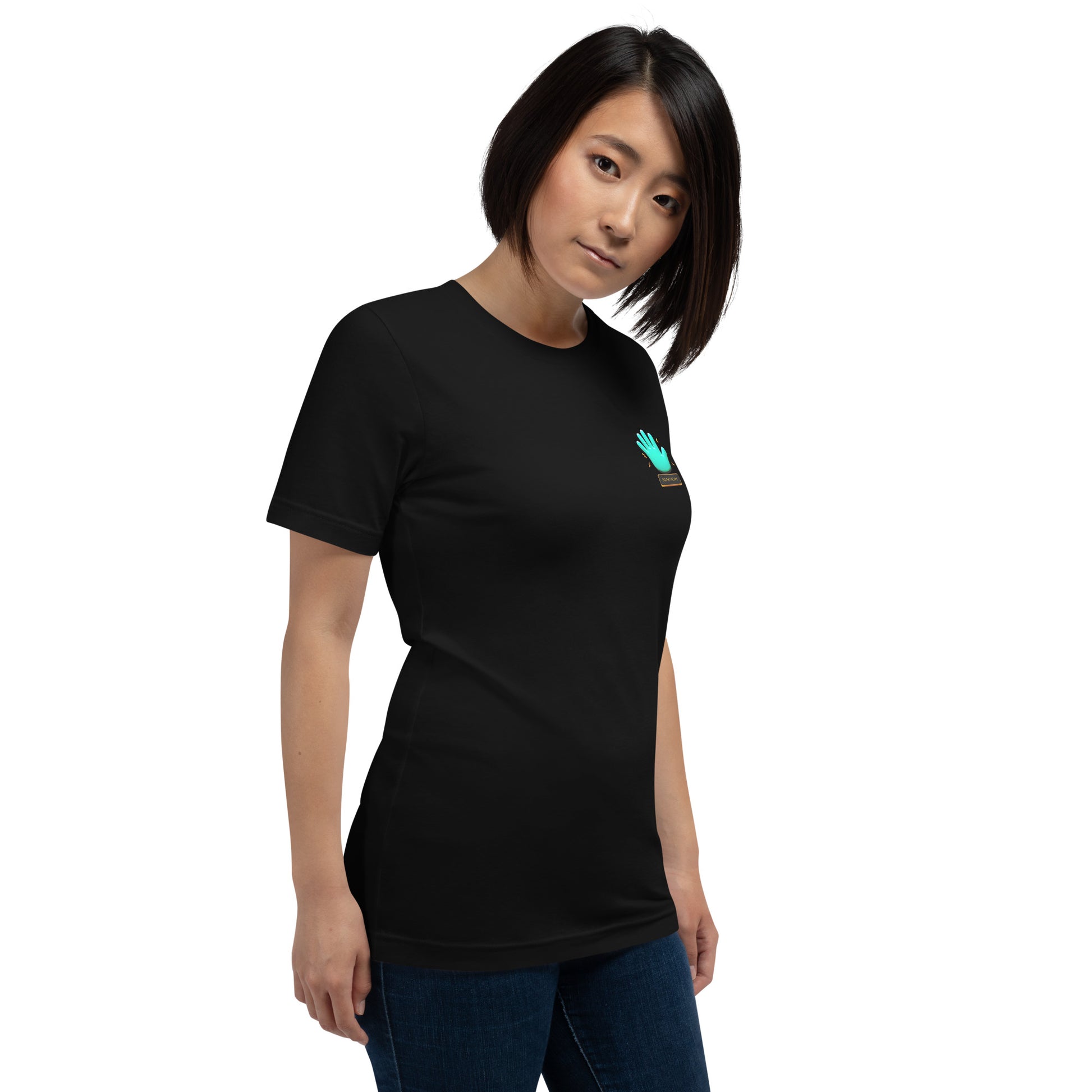 Camiseta negra de manga corta marca Bofetadas, colección 'Gótica', la luce una modelo con vaqueros, vista frontal con el logo de la mano azul en el pecho.
