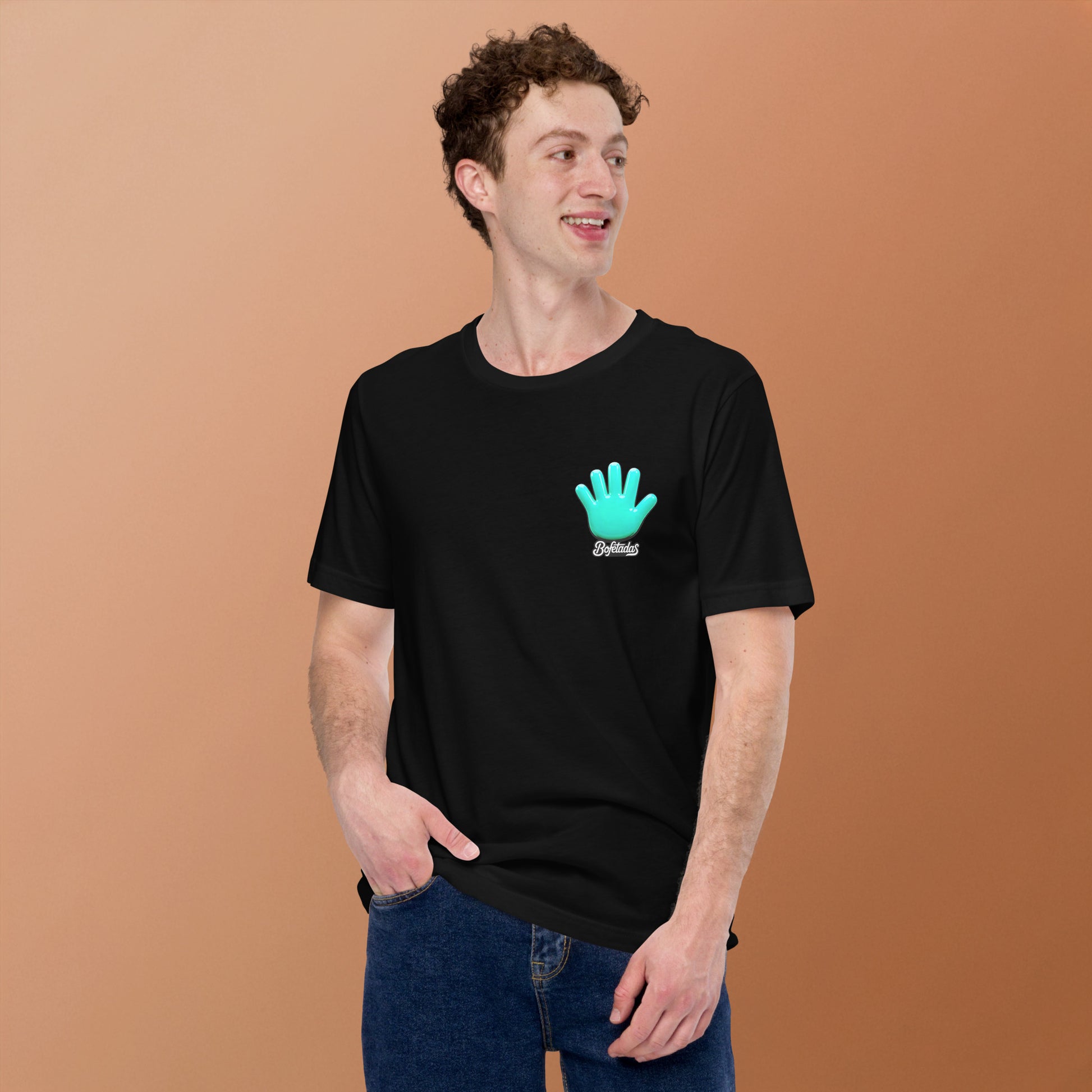 Camiseta negra de manga corta marca Bofetadas, colección 'Gótica', la luce un modelo con vaqueros sonriente, vista frontal con el logo de la mano azul en el pecho.